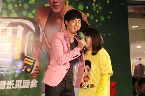 张睿莫龙丹为宣传造势甜密演唱《不只是情人》