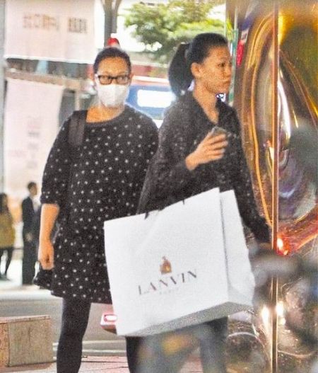 刘若英凸肚逛街买胸罩 经纪人否认怀孕
