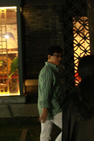 成龙休闲装现身《第一超模》现场