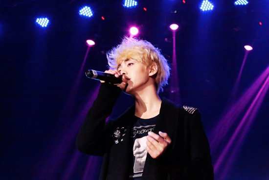 马天宇歌友会白发造型 粉丝网络热议两极分化