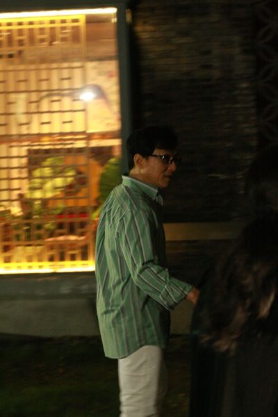 成龙休闲装现身《第一超模》现场