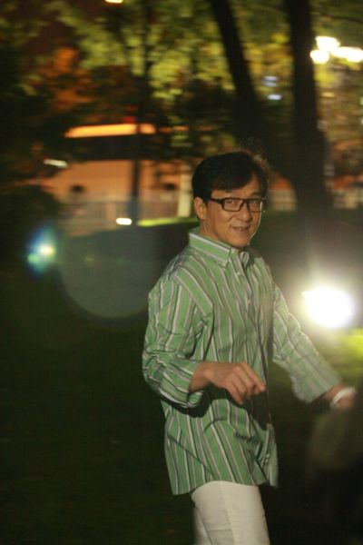 成龙休闲装现身《第一超模》现场