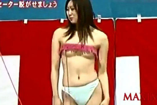 <em>日本综艺</em>节目尺度大 跑转盘撕<em>美女</em>衣服(图)_消