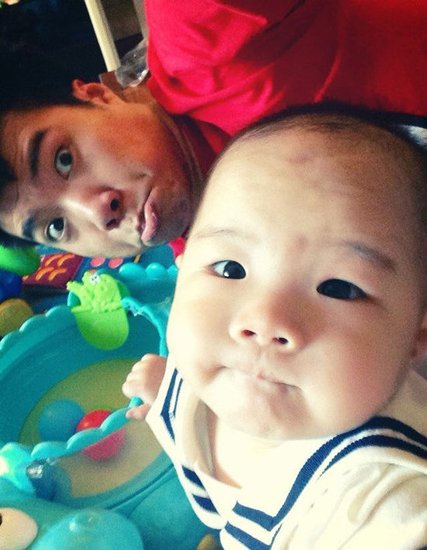 <em>黄奕</em>老公晒与<em>女儿</em>开心玩耍<em>照片</em> 情绪起伏遭吐