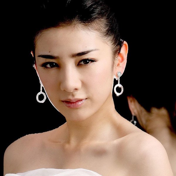 黄奕遭《史前怪兽》中文预告“屏蔽” 仍未回应