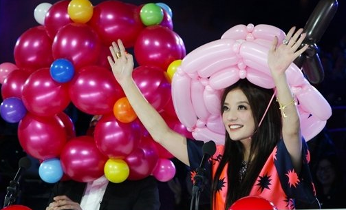 赵薇首当《达人秀》观察员 狠得下心耍得了宝