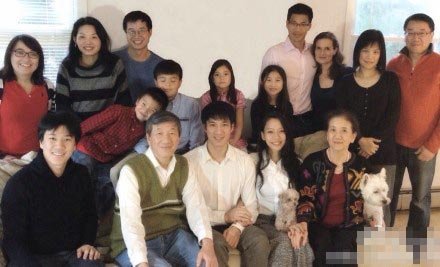 王力宏携妻子拍全家福 照片变形被指是ps(图)