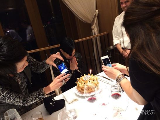 《扫毒》首周票房告捷 家辉生日古仔跳舞