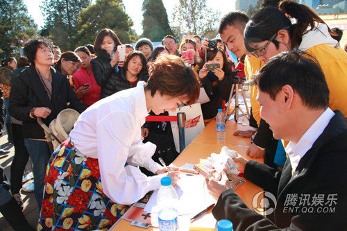 海清亮相公益活动 尽显冬日知性暖女魅力(图)