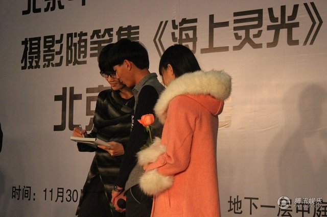 许嵩北京签售新书当“红娘” 见证歌迷求婚