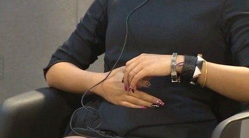 何洁浮肿摸肚被疑已有身孕 经纪人：真没时间