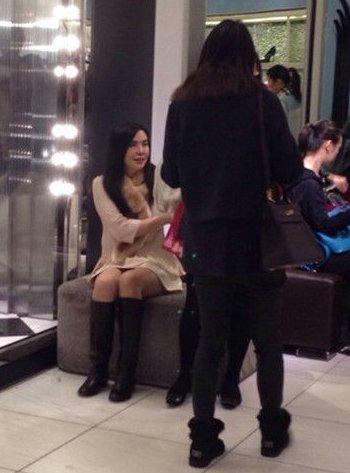 46岁王祖贤素颜近照 长发购物气质佳(图)