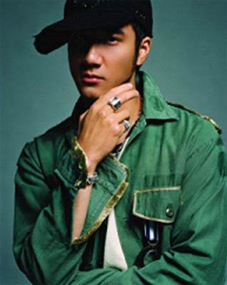 王力宏机场乘专车避媒体 未见娇妻踪影