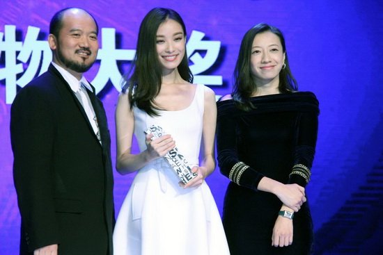 倪妮优雅出席颁奖盛典 夺年度风尚演员大奖(图)