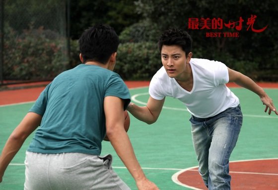 《最美的时光》热播 钟汉良贾乃亮上演篮球对决