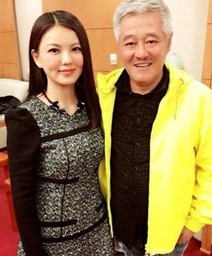赵本山近3月行踪揭秘：衣着变潮 身体变差？