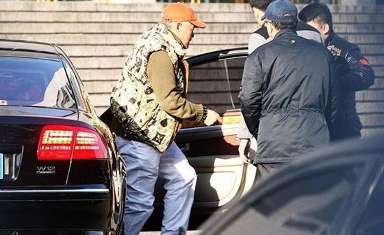 赵本山近3月行踪揭秘：衣着变潮 身体变差？