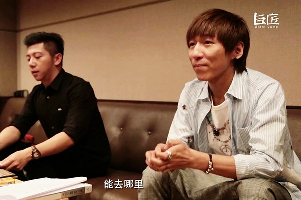 羽泉发《再生》纪录片首播 陈羽凡挥泪录音棚