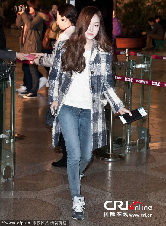 <em>少女</em>时代<em>潮装</em>亮相徐贤显清瘦 tiffany低头对镜比