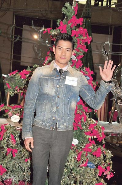 郭富城扮袋鼠跳逗小孩 圣诞陪妈妈(图)