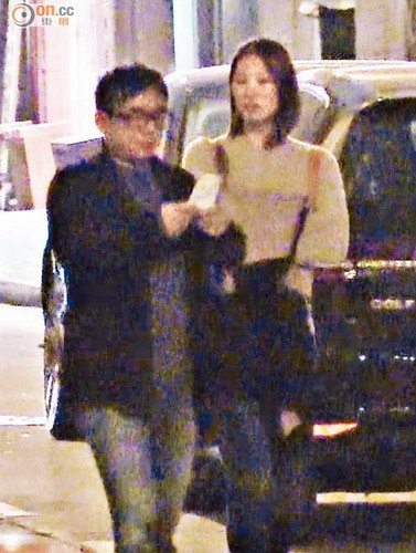 吕方情迷高妹深情望对方 见记者不悦取车护送
