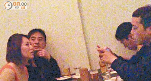 吕方情迷高妹深情望对方 见记者不悦取车护送