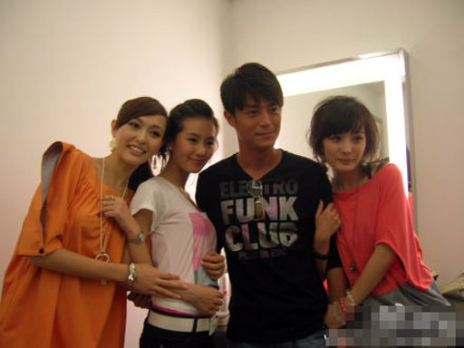 刘诗诗叶青杨幂唐嫣 盘点娱乐圈“恩爱”闺蜜照