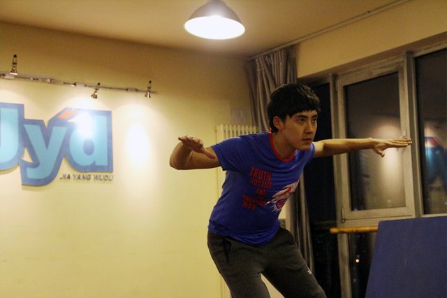 张睿为演唱会排练舞蹈 接受对自己的挑战