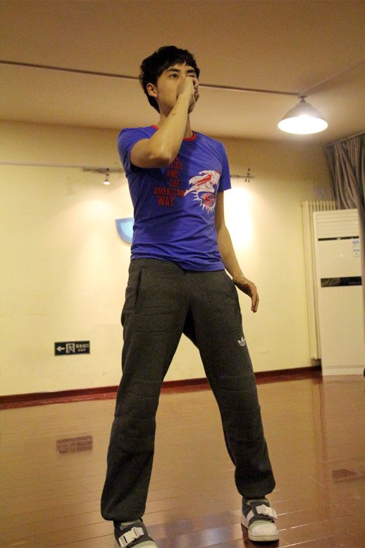 张睿为演唱会排练舞蹈 接受对自己的挑战