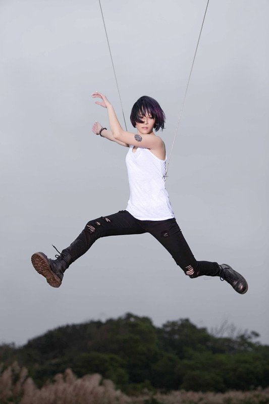 杨乃文《小丑的姿态》mv首发 弄蛇玩火挑战极限