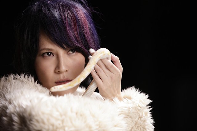 杨乃文《小丑的姿态》mv首发 弄蛇玩火挑战极限