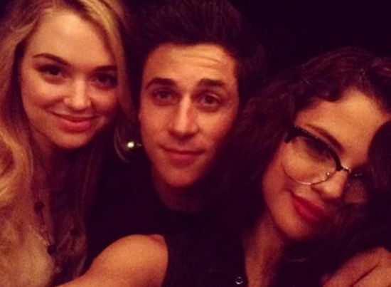 塞雷娜·戈麦斯同《少年魔法师》主演重聚_消费_南都网