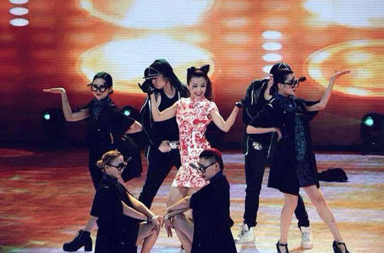 王蓉《好乐day》登陆央视 中国风旗袍高端大气