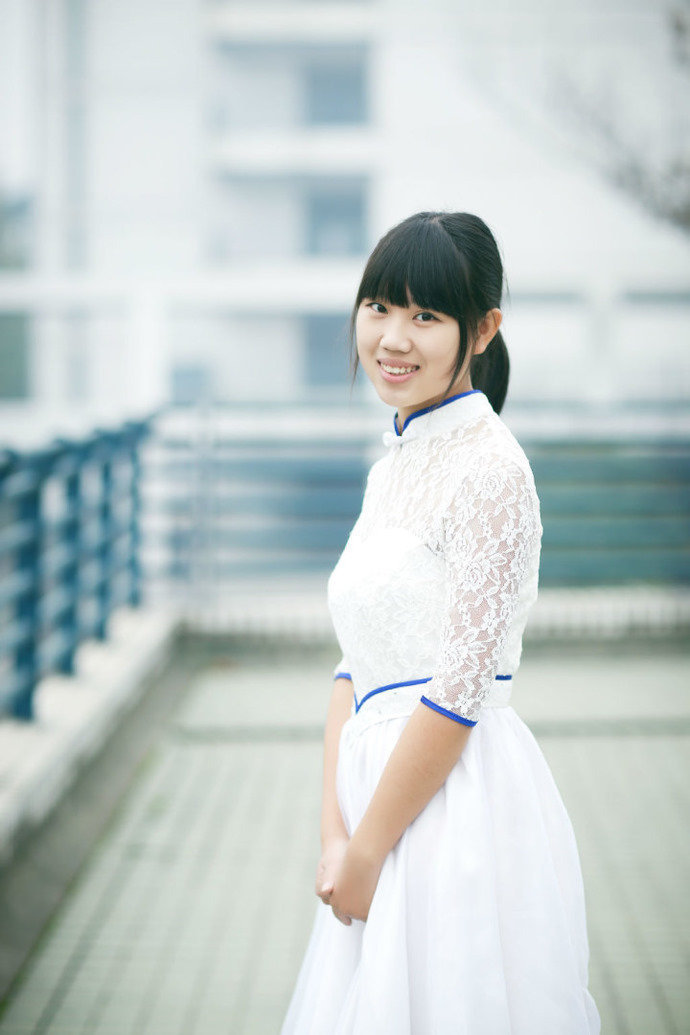 高清:浙大礼仪<em>美女</em>白裙飘 运动会颁奖撑<em>脸面</em>_