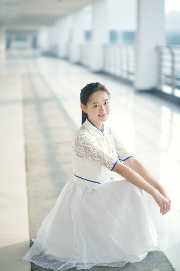 高清:浙大礼仪<em>美女</em>白裙飘 运动会颁奖撑<em>脸面</em>_