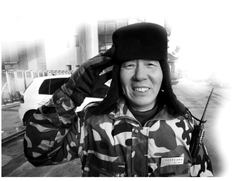 沈阳大爷没医保是大龄保安 评:谎言之美