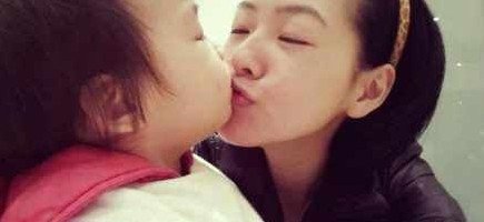 小s遭二女儿催生儿子 晒甜蜜亲嘴照搞笑回击