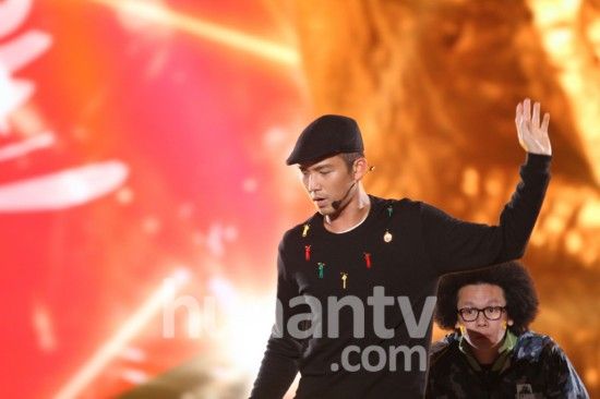 钟汉良跨年彩排人气高 重现天龙八部经典主题曲