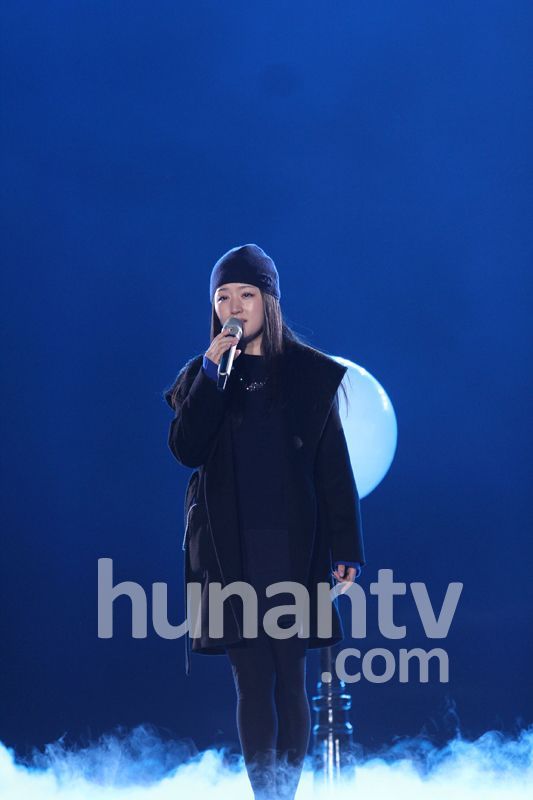 杨钰莹现身芒果跨年彩排 甜美如少女被赞逆生长