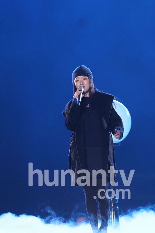 杨钰莹现身芒果跨年彩排 甜美如少女被赞逆生长