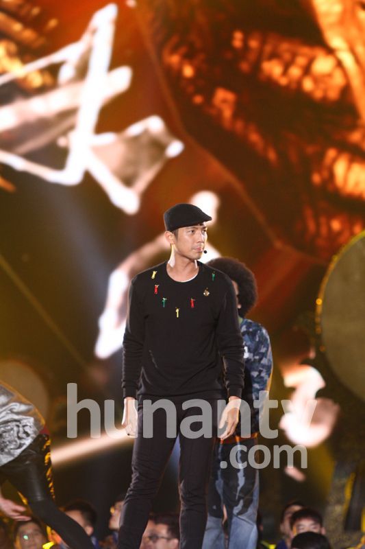 钟汉良跨年彩排人气高 重现天龙八部经典主题曲