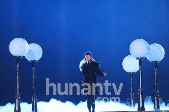 杨钰莹现身芒果跨年彩排 甜美如少女被赞逆生长