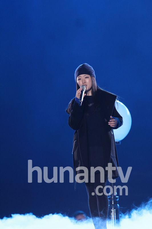 杨钰莹现身芒果跨年彩排 甜美如少女被赞逆生长