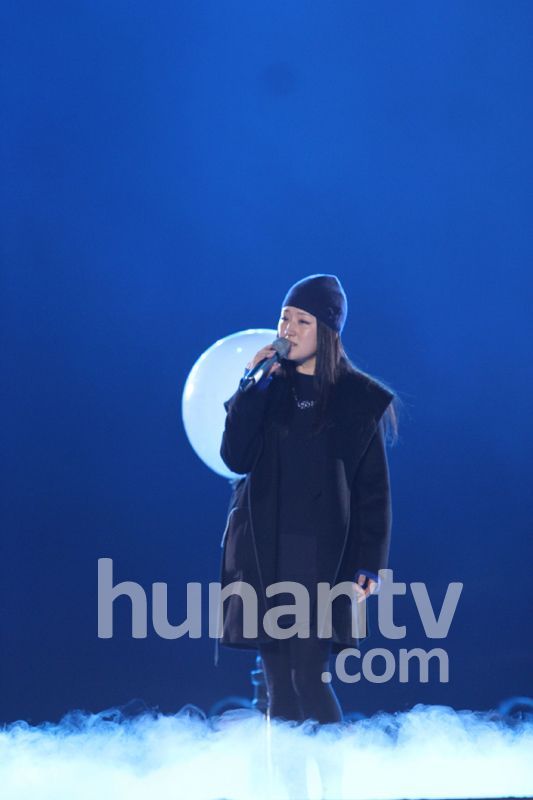 杨钰莹现身芒果跨年彩排 甜美如少女被赞逆生长