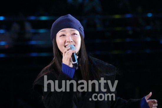 杨钰莹现身芒果跨年彩排 甜美如少女被赞逆生长