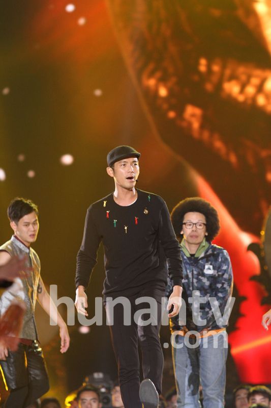 钟汉良跨年彩排人气高 重现天龙八部经典主题曲