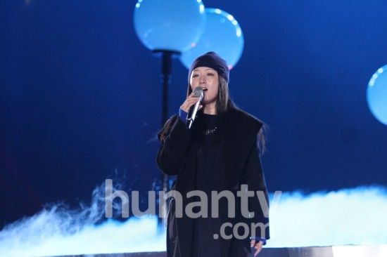 杨钰莹现身芒果跨年彩排 甜美如少女被赞逆生长