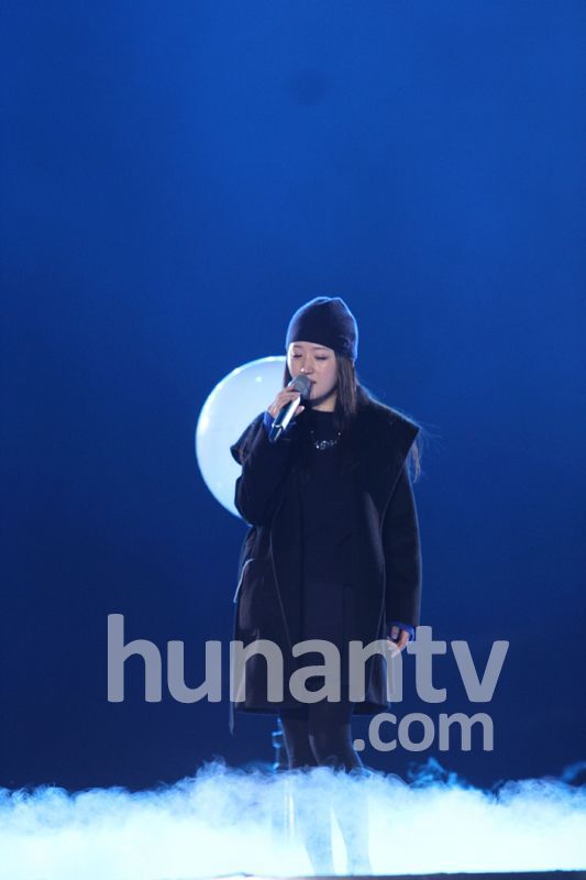 杨钰莹现身芒果跨年彩排 甜美如少女被赞逆生长