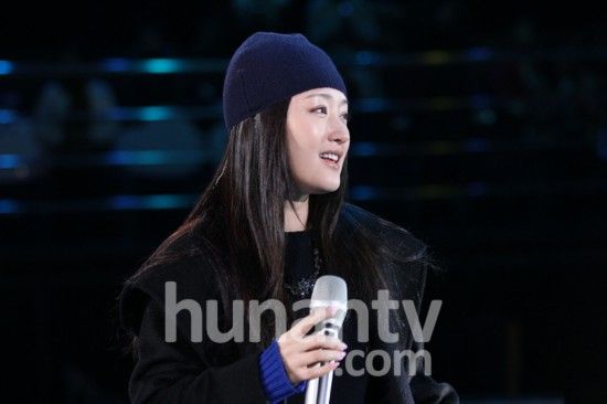 杨钰莹现身芒果跨年彩排 甜美如少女被赞逆生长