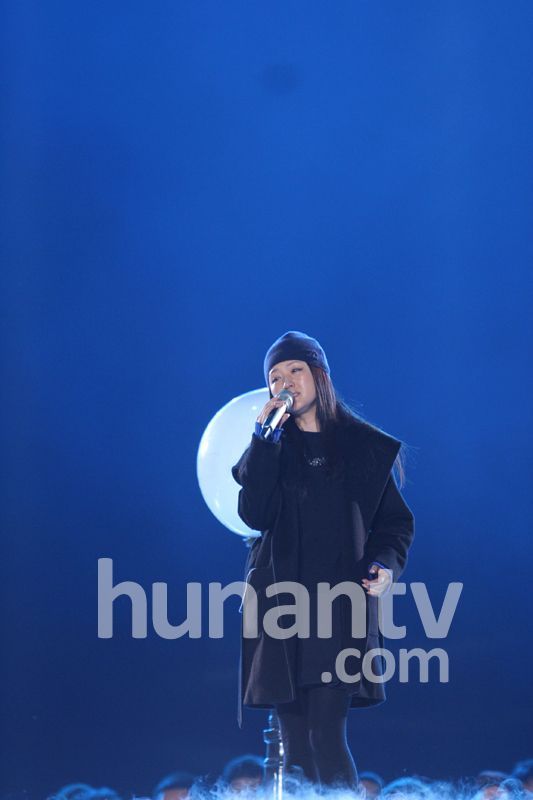 杨钰莹现身芒果跨年彩排 甜美如少女被赞逆生长